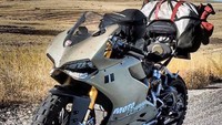Pertama pada bagian eksterior bila biasanya motor Panigale berkelir merah, ini diberi sentuhan yang lebih kental dengan nuansa medan off road, yakni warna kuning yang mirip kontur jalan berpasir. Bagian ekor belakang dibuat untuk mengakomodasi bagasi untuk perjalanan panjang. Foto: 2banh.vn