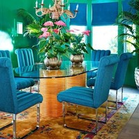 Terlepas dari sejarah ‘sakral’ rumah itu, Cara mengeksplorasi inspirasi dari Playboy Mansion. Model asal Inggris itu juga menyebut gaya eksentrik musisi David Bowie sebagai ilhamnya. (Foto: Dok. Architectural Digest/ Trevor Tondro)