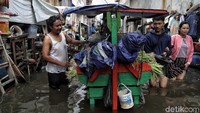 Tak sedikit warga yang mulai keluar dari rumah untuk beraktivitas maupun mencari logistik, salah satunya bahan makanan di pasar tradisional tersebut.