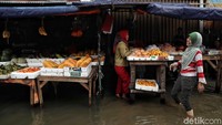 Tiga hari usai banjir merendam wilayah Jabodetabek, tak terkecuali, kawasan Teluk Gong, sejumlah pedagang kembali berjualan di pasar tradisional tersebut.