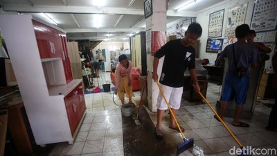 Sejumlah Toko di Bekasi Mulai Bersih-bersih Usai Banjir