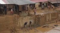 Menurut Kapolres Lebak AKBP Andre Firman ratusan rumah rusak akibat diterjang banjir bandang dan tertimpa longsor, 8 orang hilang, dan ratusan orang mengungsi ke tempat yang lebih aman. Antara Foto/Weli Ayu Rejeki.