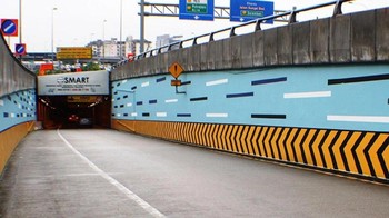 Kalau ancaman banjir di Kuala Lumpur parah maka jalan tol di tingkat kedua (bagian tengah) dan tingkat atas pun berubah menjadi jalur air. (trx.my)