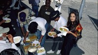 Cantiknya Aishwarya Rai, saat tengah makan siang bersama dengan hidangan khas India di salah satu acara yang didatanginya. Foto: Istimewa