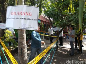 Polisi Police Line Lantai Panas Sekolah di Sidoarjo