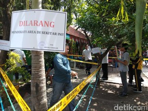 Polisi Police Line Lantai Panas Sekolah di Sidoarjo