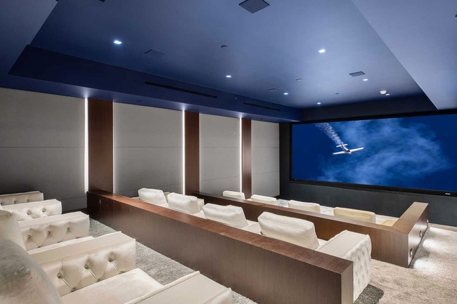 Rumah mewah ini juga dilengkapi sebuah bioskop. Bangku yang berupa sofa menambah kenyamanan tersendiri. (Foto: The Agency Re)