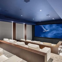 Rumah mewah ini juga dilengkapi sebuah bioskop. Bangku yang berupa sofa menambah kenyamanan tersendiri. (Foto: The Agency Re)