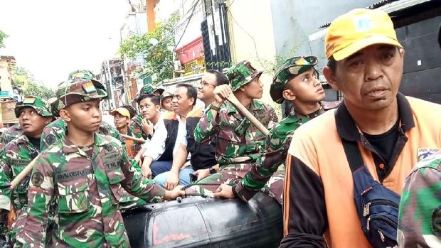 Anies saat meninjau permukiman di Teluk Gong.