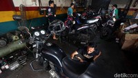 Sejumlah motor milik warga nampak mengantre untuk diperbaiki di salah satu bengkel motor yang berada di kawasan Jalan KH Noer Ali, Bekasi, Jumat (03/01/2020).