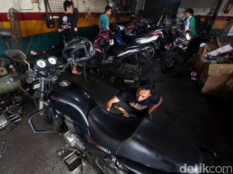 Usai Banjir, Bengkel Motor di Bekasi Diserbu Warga
