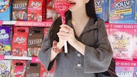 Pergi ke salah satu supermarket di luar negeri, personil BLACKPINK dengan suara emas ini memamerkan lolipop jumbo yang ia beli. Foto: Instagram @sooyaaa__