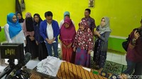 Dalam kesempatan itu Eko juga menemui kediaman keluarga yang menjadi korban banjir.