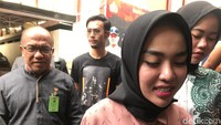 Istri dari Lukman Azhari itu tak lagi ditahan.  Foto: Hanif Hawari/ Istimewa