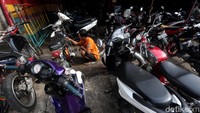 Para montir bengkel pun melihat kondisi satu per satu motor untuk diperbaiki.