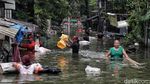 Banjir Masih Tinggi, Ojek Perahu Laris Manis di Pejagalan