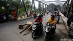 Jembatan Kali Bekasi Alami Pergeseran Akibat Luapan Sungai