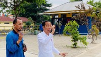 Jokowi pun berbincang dengan salah seorang petugas di waduk tersebut saat mendatangi kawasan itu Jumat (3/1) pagi tadi. Istimewa/Dok. Biro Pers Setpres.