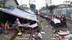 Warga Kedoya Dirikan Tenda Darurat di Jalur Kereta Api