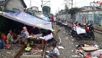 Mereka terpaksa mendirikan tenda darurat karena banjir yang belum juga surut.