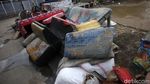 Sampah Sisa Banjir Menumpuk di Jalan Wijaya Kusuma