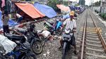 Warga Kedoya Dirikan Tenda Darurat di Jalur Kereta Api