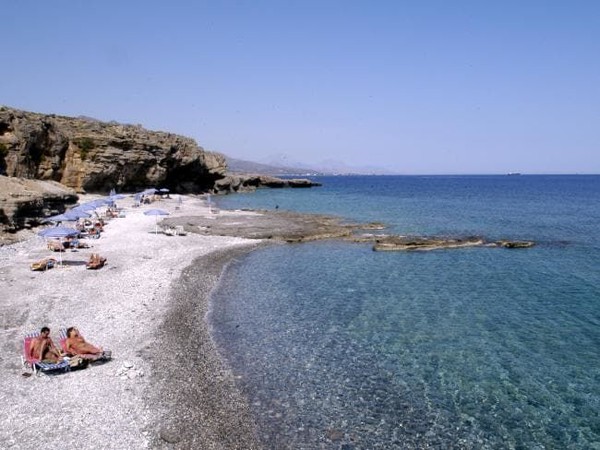 Hotel Vritomartis di Yunani termasuk setengah nudis. Karena kegiatan di luar hotelnya masih boleh dilakukan dengan memakai baju. Tapi lain cerita dengan area pantai dan kolam renangnya. Di area ini, tamu diharuskan untuk telanjang. (Trivago)