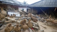Banjir bandang membawa aliran deras beserta material lumpur serta bebatuan yang sanggup menggulung pemukiman warga.