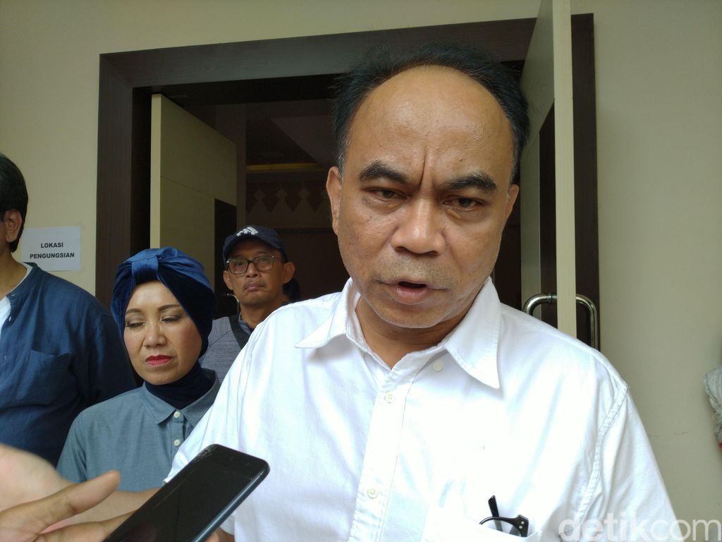 Wamendes PDTT, Budi Arie Setiadi meninjau kondisi warga yang terdampak banjir di Pengadegan (Sachril Agustin/detikcom)