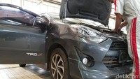 Contohnya Agya ini, mobil harus diservis dalam kategori medium karena banjir sudah sampai di bagian jok mobil. Foto: Luthfi Anshori