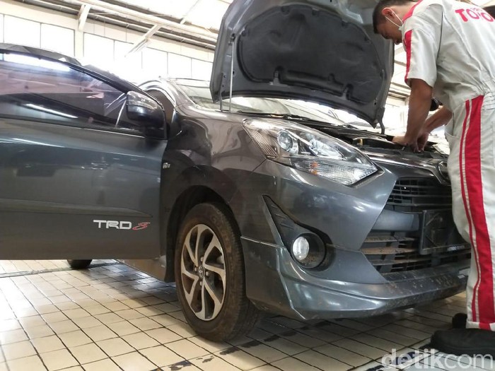 Servis medium mobil kena banjir di Auto2000 Cilandak, Jakarta, Jumat (3/1/2020).