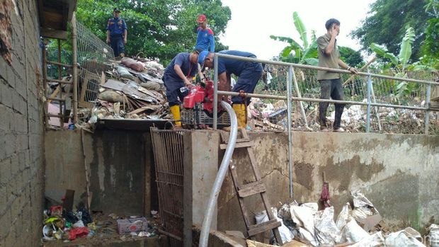 Pengerahan pompa untuk menyedot banjir di Pengadegan, Jakarta Selatan.