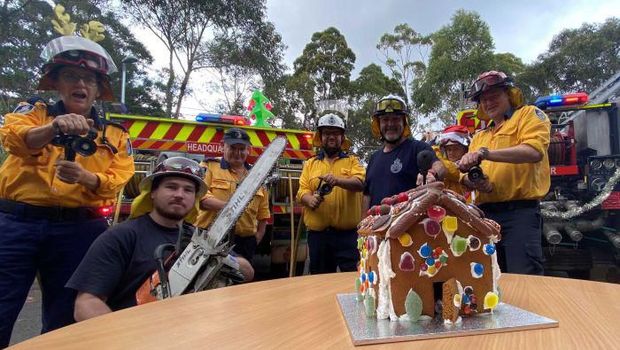 Petugas kebakaran istirahat sejenak di Hari Natal. (NSW RFS)