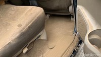 Interior mobil yang harus ditangani secara heavy karena rendaman air sudah sampai plafon mobil. Foto: Auto2000
