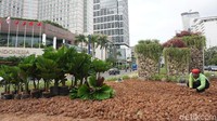 Untuk diketahui, instalasi batu gabion beserta tanaman hias di lokasi yang sama sempat dibongkar karena di lokasi tersebut didirikan panggung pada malam tahun baru.