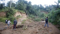 Jalan tersebut tertutup longsor dan tidak dapat dilewati oleh kendaraan menuju desa Urug, Desa Kiara Pandak dan Cipatat yang terdampak longsor dan banjir Bandung.