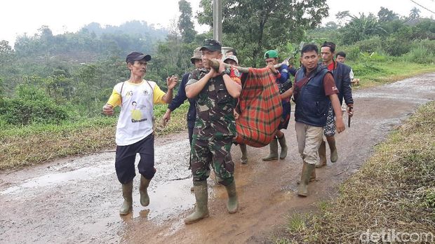 Jalan Putus karena Longso r di Bogor, Rojak Tandu Istri Lewati Bukit 