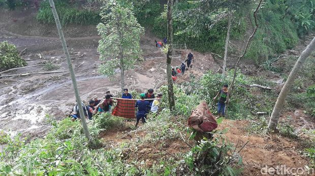 Jalan Putus karena Longso r di Bogor, Rojak Tandu Istri Lewati Bukit 