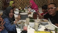 Sebelum kasus perceraiannya di tahun 2018, hubungan Lina dan Sule nyaris tak pernah terkena kabar miring. Ini kenangan momen Lina dan Sule menyantap hidangan tradisional di resto lesehan. Foto: Instagram @putridelinaa