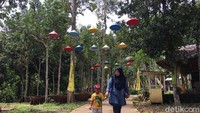 Wisata kali biru selalu ramai pengunjung, khususnya saat musim liburan tiba. Tiket masuk ke wisata ini hanya Rp 5.000 saja (Foto: Abdy Febriady/detikcom)