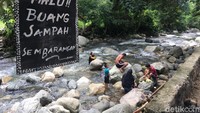 Kawasan wisata Kali Biru berbatasan dengan sungai yang dipenuhi bebatuan besar. Cocok jadi tempat bersantai bersama keluarga di bawah rindangnya pepohonan (Foto: Abdy Febriady/detikcom)