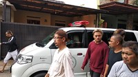 Sebelumnya, Sule dan Rizky dikabarkan membatalkan pekerjaan di Surabaya demi menghadiri pemakaman Lina. Foto: (Dony Indra Ramadhan/detikcom)