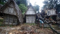 Sejumlah pohon tumbang dan beberapa rumah mengalami kerusakan parah.
