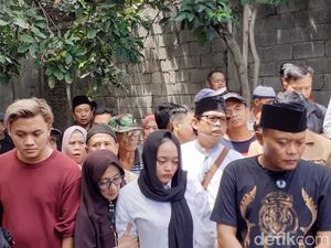 Sule yang Hingga Kini Masih Cinta Lina