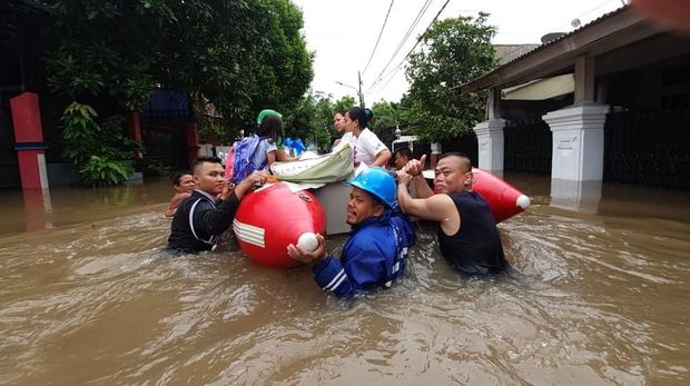 Selain Tim Medis, CT ARSA Lebih Dulu Bantu Evakuasi Korban Banjir Jabodetabek
