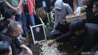 Turut hadir di lokasi pemakaman yaitu Kepala Disbudpar Kota Bandung Keny Dewi Kaniasari. Keny mengungkapkan bahwa Gugum sosok guru baginya.