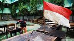 Ramai-ramai Bersihkan Sekolah Terdampak Banjir