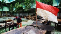 Meja-meja yang kotor terkena lumpur terus dibersihkan.