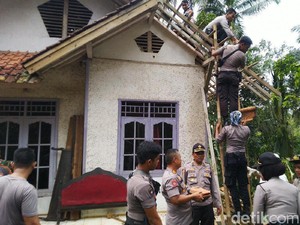 Aparat Ciamis Perbaiki Rumah Rusak Akibat Disapu Angin Kencang