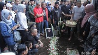 Gugum meninggal karena sakit di usia 74 tahun. Jasadnya dibawa dari rumah duka di kawasan Kopo, Kota Bandung, menggunakan mobil ambulans hitam, yang diikuti puluhan kendaraan mobil dan motor. Lokasi pemakaman tidak jauh dari vila milik sang maestro.